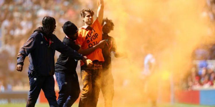 Protesters Disrupt English Premiership Rugby Final with Orange Paint Powder