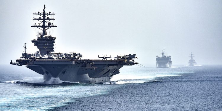 US Navy Prevents Iranian Forces from Seizing Oil Tankers in the Strait of Hormuz