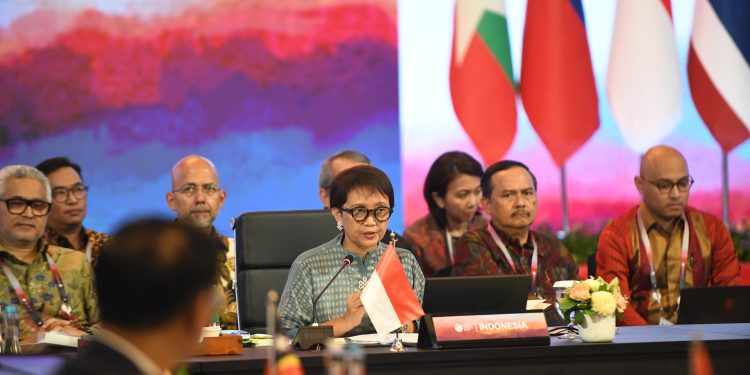 Indonesia Foreign Minister Calls for Nuclear-Free ASEAN as AMM begins