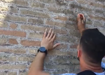 Tourist Who Carved Name into Colosseum Claims Ignorance of Monument’s Age