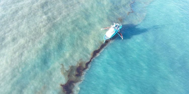 Massive Oil Spill in Gulf of Mexico: Over 1 Million Gallons Leaked